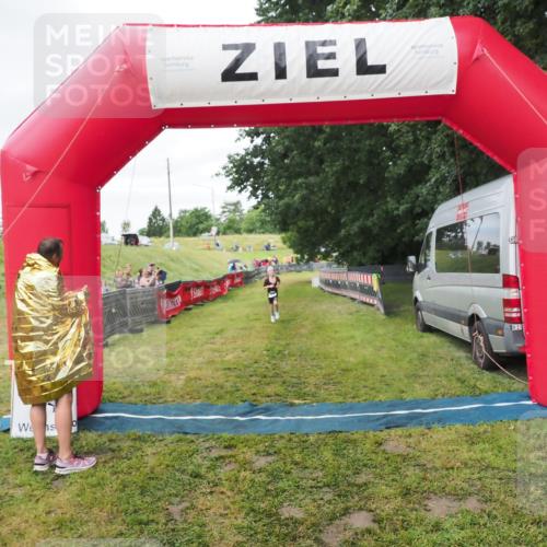 21.06.2025 - 27. Vierlanden-Triathlon MichiJ http://msf.ph/oto/8051580 15.06.2026 15:30:24 Ziel 1351 meine-sportfotos.de
