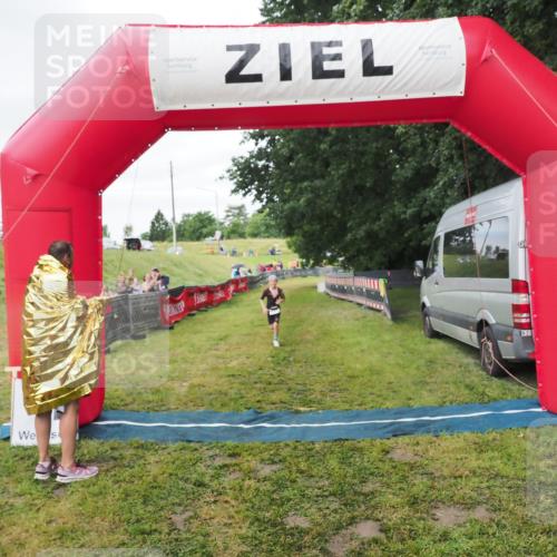 21.06.2025 - 27. Vierlanden-Triathlon MichiJ http://msf.ph/oto/8051581 15.06.2026 15:30:25 Ziel 1351 meine-sportfotos.de