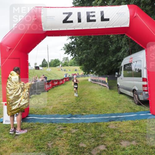 21.06.2025 - 27. Vierlanden-Triathlon MichiJ http://msf.ph/oto/8051582 15.06.2026 15:30:25 Ziel 1351 meine-sportfotos.de