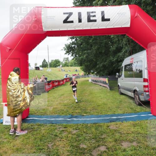 21.06.2025 - 27. Vierlanden-Triathlon MichiJ http://msf.ph/oto/8051585 15.06.2026 15:30:25 Ziel 1351 meine-sportfotos.de