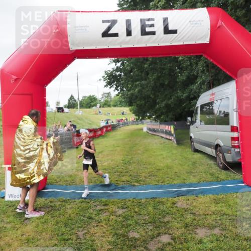 21.06.2025 - 27. Vierlanden-Triathlon MichiJ http://msf.ph/oto/8051590 15.06.2026 15:30:27 Ziel 1351 meine-sportfotos.de
