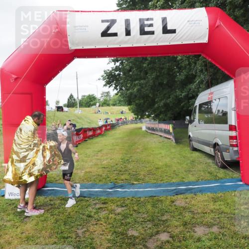21.06.2025 - 27. Vierlanden-Triathlon MichiJ http://msf.ph/oto/8051594 15.06.2026 15:30:27 Ziel 1351 meine-sportfotos.de