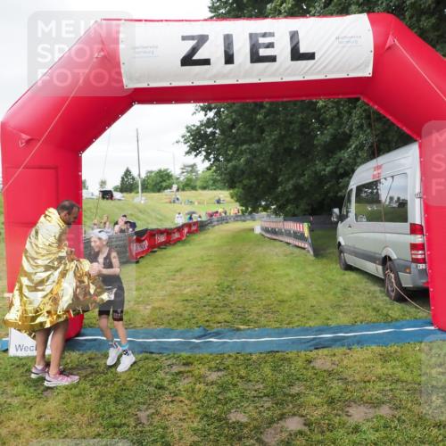 21.06.2025 - 27. Vierlanden-Triathlon MichiJ http://msf.ph/oto/8051595 15.06.2026 15:30:27 Ziel 1351 meine-sportfotos.de