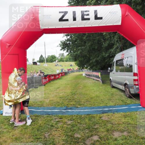 21.06.2025 - 27. Vierlanden-Triathlon MichiJ http://msf.ph/oto/8051597 15.06.2026 15:30:28 Ziel 1351 meine-sportfotos.de