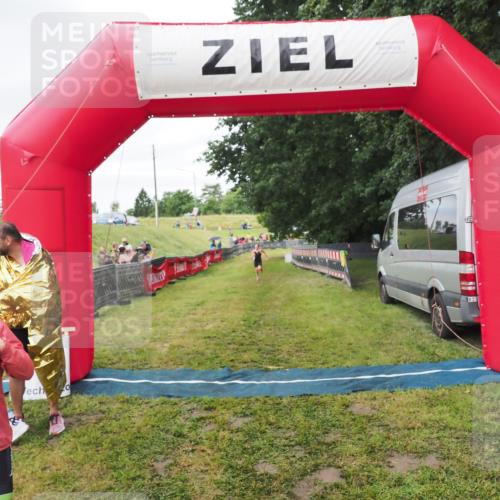 21.06.2025 - 27. Vierlanden-Triathlon MichiJ http://msf.ph/oto/8051598 15.06.2026 15:30:38 Ziel 1319 meine-sportfotos.de