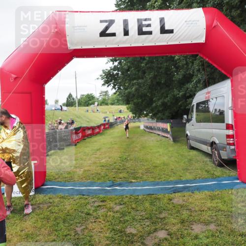 21.06.2025 - 27. Vierlanden-Triathlon MichiJ http://msf.ph/oto/8051599 15.06.2026 15:30:38 Ziel 1319 meine-sportfotos.de