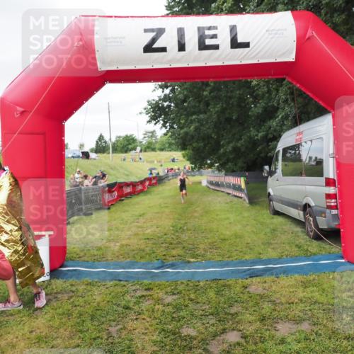 21.06.2025 - 27. Vierlanden-Triathlon MichiJ http://msf.ph/oto/8051600 15.06.2026 15:30:39 Ziel 1319 meine-sportfotos.de