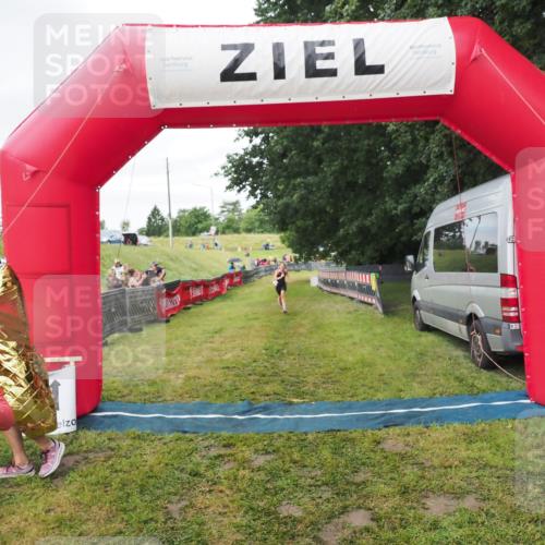 21.06.2025 - 27. Vierlanden-Triathlon MichiJ http://msf.ph/oto/8051601 15.06.2026 15:30:39 Ziel 1319 meine-sportfotos.de
