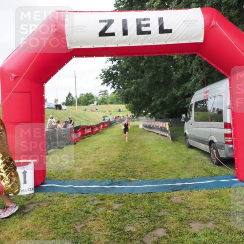 21.06.2025 - 27. Vierlanden-Triathlon MichiJ http://msf.ph/oto/8051602 15.06.2026 15:30:39 Ziel 1319 meine-sportfotos.de