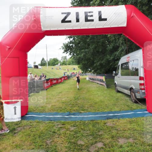 21.06.2025 - 27. Vierlanden-Triathlon MichiJ http://msf.ph/oto/8051604 15.06.2026 15:30:39 Ziel 1319 meine-sportfotos.de