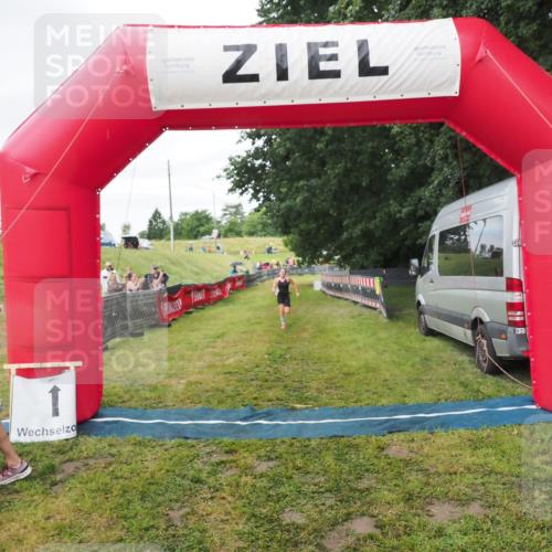 21.06.2025 - 27. Vierlanden-Triathlon MichiJ http://msf.ph/oto/8051605 15.06.2026 15:30:39 Ziel 1319 meine-sportfotos.de