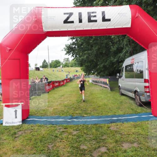 21.06.2025 - 27. Vierlanden-Triathlon MichiJ http://msf.ph/oto/8051611 15.06.2026 15:30:40 Ziel 1319 meine-sportfotos.de
