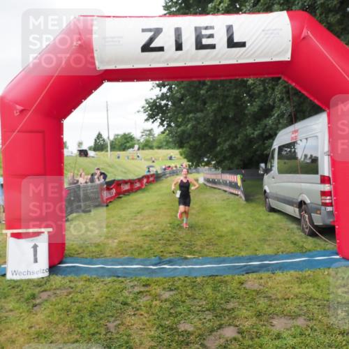21.06.2025 - 27. Vierlanden-Triathlon MichiJ http://msf.ph/oto/8051612 15.06.2026 15:30:40 Ziel 1319 meine-sportfotos.de