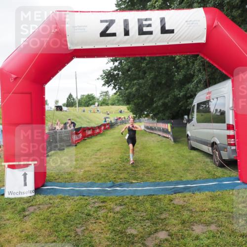 21.06.2025 - 27. Vierlanden-Triathlon MichiJ http://msf.ph/oto/8051613 15.06.2026 15:30:41 Ziel 1319 meine-sportfotos.de