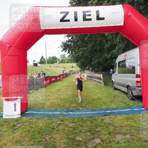 21.06.2025 - 27. Vierlanden-Triathlon MichiJ http://msf.ph/oto/8051614 15.06.2026 15:30:41 Ziel 1319 meine-sportfotos.de