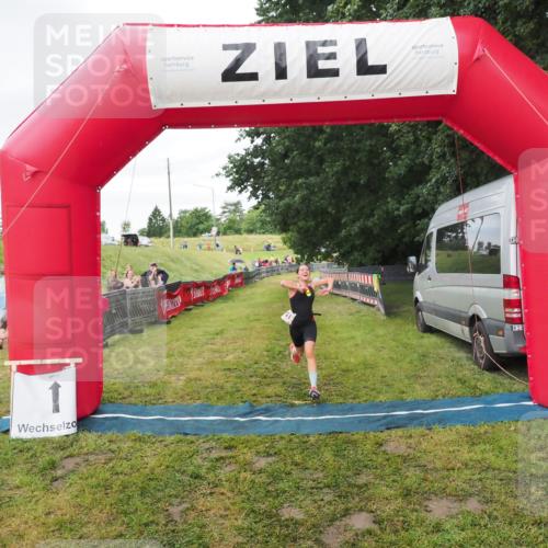 21.06.2025 - 27. Vierlanden-Triathlon MichiJ http://msf.ph/oto/8051616 15.06.2026 15:30:41 Ziel 1319 meine-sportfotos.de