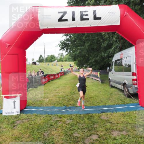 21.06.2025 - 27. Vierlanden-Triathlon MichiJ http://msf.ph/oto/8051618 15.06.2026 15:30:41 Ziel 1319 meine-sportfotos.de