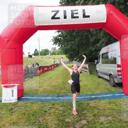 21.06.2025 - 27. Vierlanden-Triathlon MichiJ http://msf.ph/oto/8051620 15.06.2026 15:30:41 Ziel 1319 meine-sportfotos.de