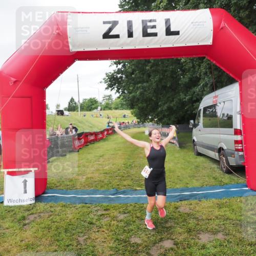 21.06.2025 - 27. Vierlanden-Triathlon MichiJ http://msf.ph/oto/8051621 15.06.2026 15:30:42 Ziel 1319 meine-sportfotos.de