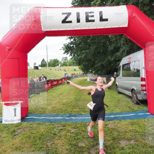 21.06.2025 - 27. Vierlanden-Triathlon MichiJ http://msf.ph/oto/8051622 15.06.2026 15:30:42 Ziel 1319 meine-sportfotos.de
