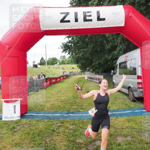 21.06.2025 - 27. Vierlanden-Triathlon MichiJ http://msf.ph/oto/8051623 15.06.2026 15:30:42 Ziel 1319 meine-sportfotos.de