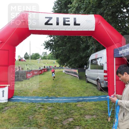 21.06.2025 - 27. Vierlanden-Triathlon MichiJ http://msf.ph/oto/8051624 15.06.2026 15:38:31 Ziel 1334 meine-sportfotos.de