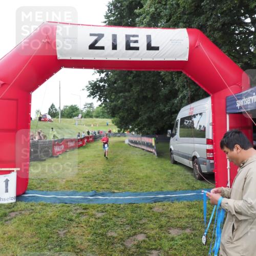 21.06.2025 - 27. Vierlanden-Triathlon MichiJ http://msf.ph/oto/8051625 15.06.2026 15:38:31 Ziel 1334 meine-sportfotos.de