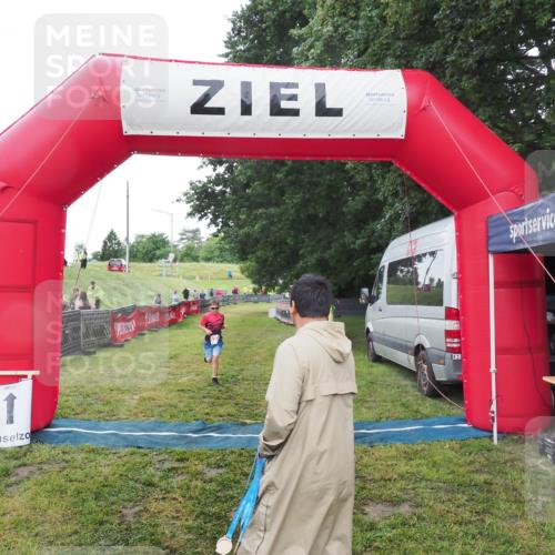 21.06.2025 - 27. Vierlanden-Triathlon MichiJ http://msf.ph/oto/8051626 15.06.2026 15:38:32 Ziel 1334 meine-sportfotos.de