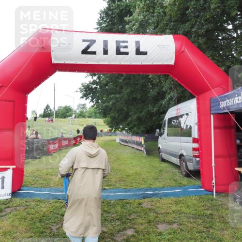 21.06.2025 - 27. Vierlanden-Triathlon MichiJ http://msf.ph/oto/8051628 15.06.2026 15:38:34 Ziel 1334 meine-sportfotos.de