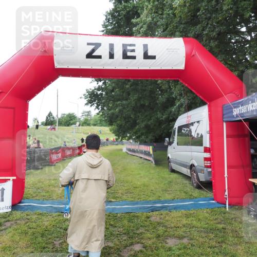 21.06.2025 - 27. Vierlanden-Triathlon MichiJ http://msf.ph/oto/8051629 15.06.2026 15:38:34 Ziel 1334 meine-sportfotos.de