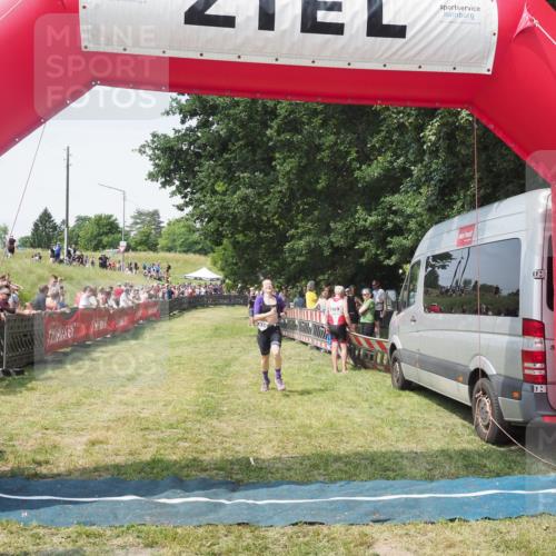 21.06.2025 - 27. Vierlanden-Triathlon KatJ http://msf.ph/oto/8051630 15.06.2025 11:39:27 Ziel 575 meine-sportfotos.de
