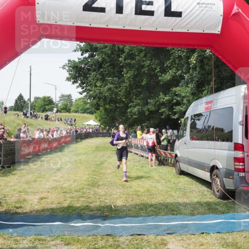 21.06.2025 - 27. Vierlanden-Triathlon KatJ http://msf.ph/oto/8051631 15.06.2025 11:39:27 Ziel 575 meine-sportfotos.de