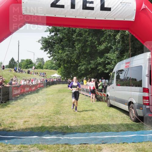 21.06.2025 - 27. Vierlanden-Triathlon KatJ http://msf.ph/oto/8051632 15.06.2025 11:39:27 Ziel 575 meine-sportfotos.de