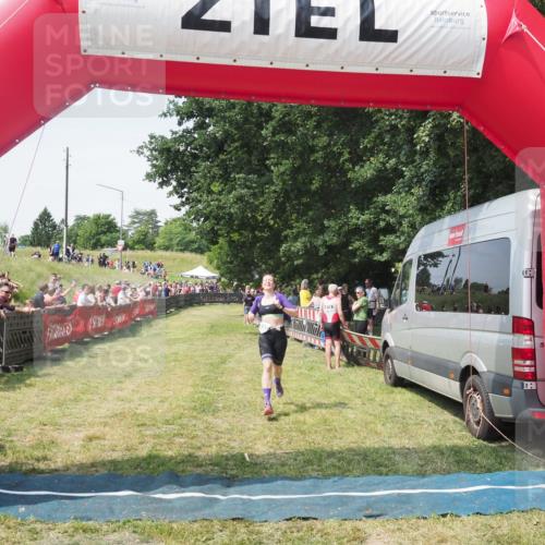 21.06.2025 - 27. Vierlanden-Triathlon KatJ http://msf.ph/oto/8051633 15.06.2025 11:39:27 Ziel 575 meine-sportfotos.de