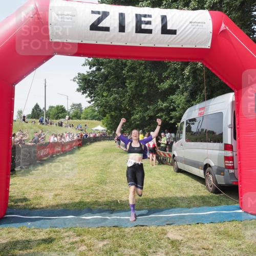 21.06.2025 - 27. Vierlanden-Triathlon KatJ http://msf.ph/oto/8051634 15.06.2025 11:39:28 Ziel 575 meine-sportfotos.de