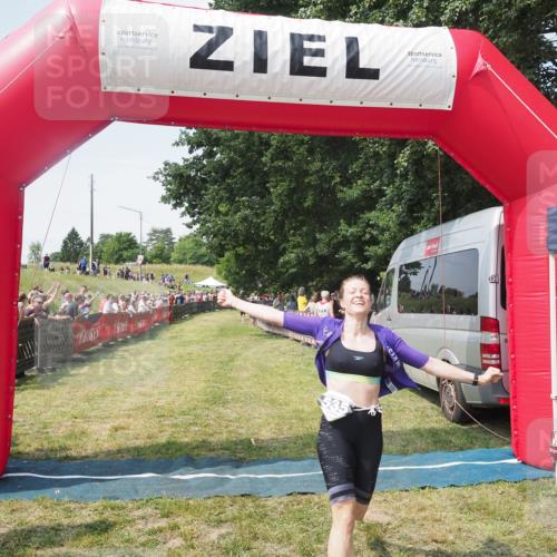 21.06.2025 - 27. Vierlanden-Triathlon KatJ http://msf.ph/oto/8051639 15.06.2025 11:39:29 Ziel 575 meine-sportfotos.de