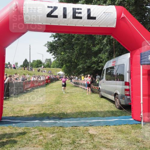 21.06.2025 - 27. Vierlanden-Triathlon KatJ http://msf.ph/oto/8051640 15.06.2025 11:39:35 Ziel 575 meine-sportfotos.de