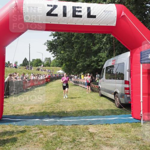 21.06.2025 - 27. Vierlanden-Triathlon KatJ http://msf.ph/oto/8051642 15.06.2025 11:39:36 Ziel  meine-sportfotos.de