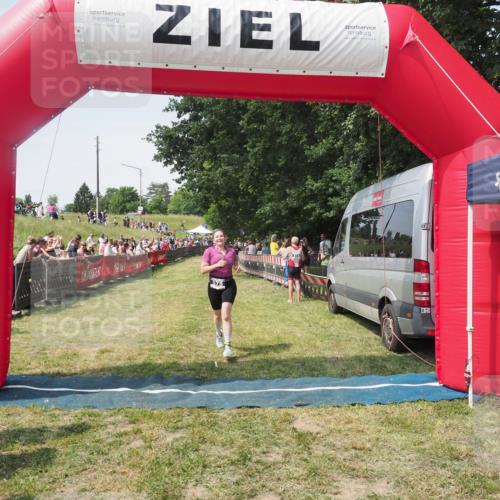 21.06.2025 - 27. Vierlanden-Triathlon KatJ http://msf.ph/oto/8051644 15.06.2025 11:39:37 Ziel  meine-sportfotos.de