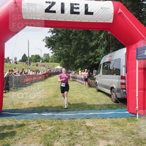 21.06.2025 - 27. Vierlanden-Triathlon KatJ http://msf.ph/oto/8051645 15.06.2025 11:39:37 Ziel  meine-sportfotos.de