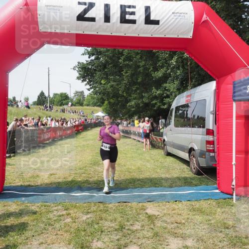 21.06.2025 - 27. Vierlanden-Triathlon KatJ http://msf.ph/oto/8051647 15.06.2025 11:39:37 Ziel  meine-sportfotos.de