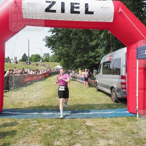 21.06.2025 - 27. Vierlanden-Triathlon KatJ http://msf.ph/oto/8051648 15.06.2025 11:39:38 Ziel  meine-sportfotos.de