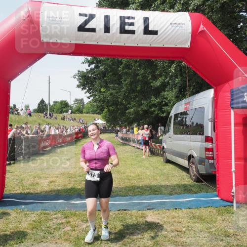21.06.2025 - 27. Vierlanden-Triathlon KatJ http://msf.ph/oto/8051649 15.06.2025 11:39:38 Ziel  meine-sportfotos.de