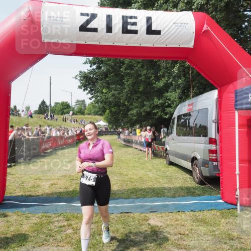 21.06.2025 - 27. Vierlanden-Triathlon KatJ http://msf.ph/oto/8051650 15.06.2025 11:39:38 Ziel  meine-sportfotos.de