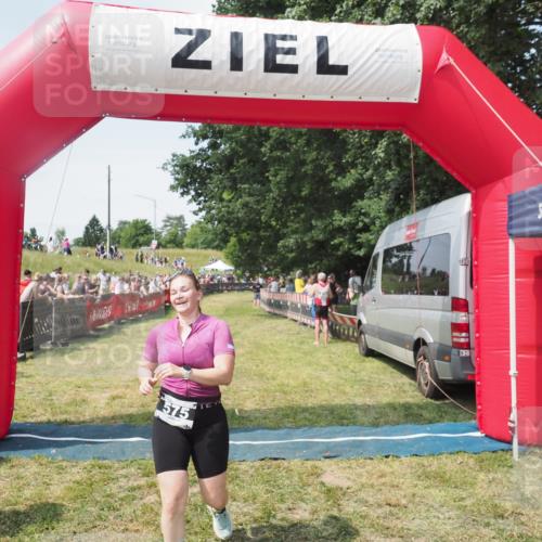 21.06.2025 - 27. Vierlanden-Triathlon KatJ http://msf.ph/oto/8051651 15.06.2025 11:39:38 Ziel  meine-sportfotos.de