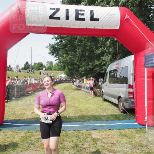 21.06.2025 - 27. Vierlanden-Triathlon KatJ http://msf.ph/oto/8051652 15.06.2025 11:39:39 Ziel  meine-sportfotos.de