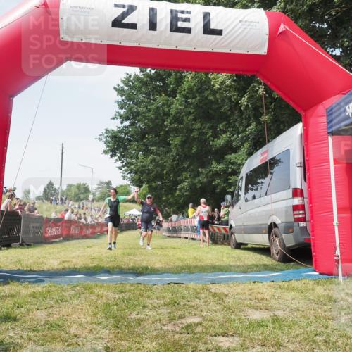 21.06.2025 - 27. Vierlanden-Triathlon KatJ http://msf.ph/oto/8051654 15.06.2025 11:40:15 Ziel 532, 557, 562 meine-sportfotos.de