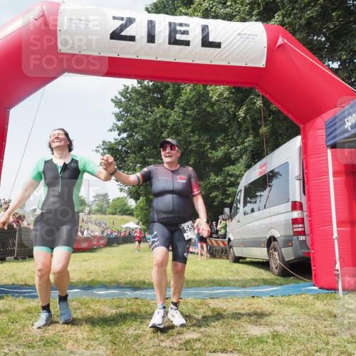21.06.2025 - 27. Vierlanden-Triathlon KatJ http://msf.ph/oto/8051668 15.06.2025 11:40:18 Ziel 532, 562 meine-sportfotos.de