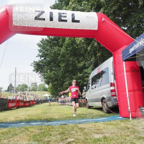 21.06.2025 - 27. Vierlanden-Triathlon KatJ http://msf.ph/oto/8051670 15.06.2025 11:40:23 Ziel 562 meine-sportfotos.de