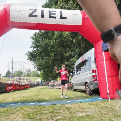 21.06.2025 - 27. Vierlanden-Triathlon KatJ http://msf.ph/oto/8051671 15.06.2025 11:40:23 Ziel 562 meine-sportfotos.de
